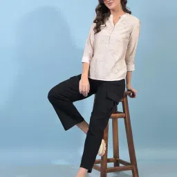 crimsoune club Women's Beige Floral Print V-Neck Top image 5