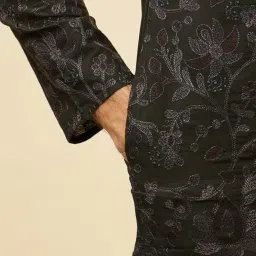 manyavar Men's Viscose Blend Embroidery Kurta Set (2pcs) image 4