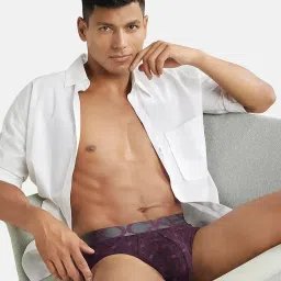 jockey IC29 Men's Tactel Microfiber Elastane Stretch Printed Brief with Moisture Move Treatment (Prints May Vary) image 4