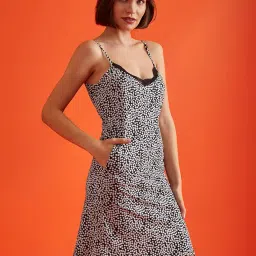 clovia Women's Cotton Knee Length Modern Straight Nightdress image 2