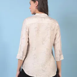 crimsoune club Women's Beige Floral Print V-Neck Top image 1