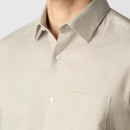 van heusen Men's Solid Modern Fit Shirt image 3