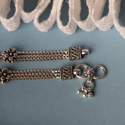 shyle 925 Sterling Silver Anvaya Alternate Flower Motif Anklet Pair For Women/Girls | Handcrafted Oxidised Silver Payal Pair For Women | Well Stamped with 925 | Gift For Women & Girls image 3