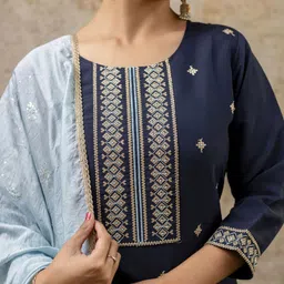 vredevogel Women Silk Blend Kurta Pant Dupatta Set image 5