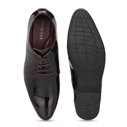 INVICTUS Men Maroon Textured Formal Derbys image 3