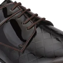 INVICTUS Men Maroon Textured Formal Derbys image 4