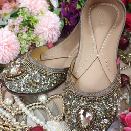 Fulkari Women Embellished Ethnic Mojaris Flats-picture-25