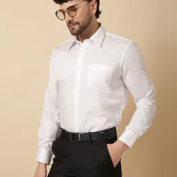 Givo Men Solid Spread Collar Formal Shirt image 3