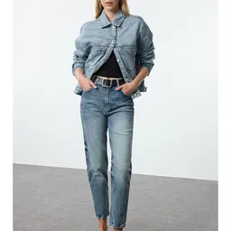 Trendyol Women Mildly Distressed Light Fade Jeans-picture-31