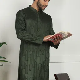SWAGG INDIA Men Geometric Embroidered Thread Work Kurta image 4