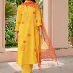 AG TEXTILE Women Floral Printed Regular Kurta with Trousers & With Dupatta-picture-22