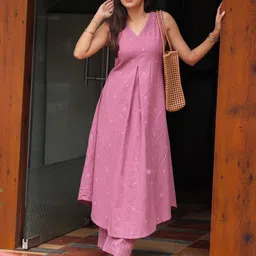 DIVASTRI Floral Printed V-Neck Sleeveless A-Line Kurta With Trousers image 3