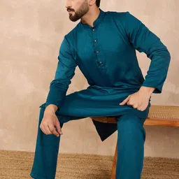 House of Pataudi Men Mandarin Collar Knee Length Straight Kurta With Pyjama image 2