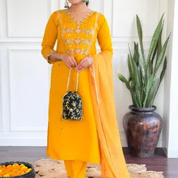 CANIZZARO Women Ethnic Motifs Embroidered Regular Thread Work Chanderi Silk Kurta with Churidar & With image 5