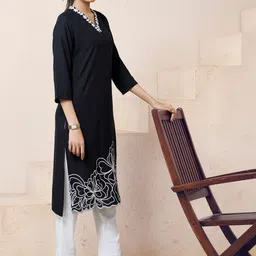 KALINI Floral Embroidered V-Neck Handloom Kurti image 3