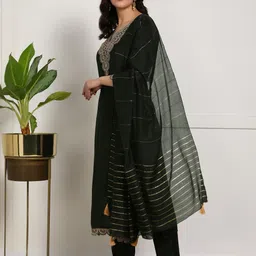 moda rapido NEW ETHNIC 4 YOU Embroidered Silk Blend Kurta Sets image 2