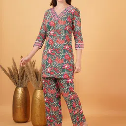 GUDWEARS Women Floral Printed Regular Thread Work Kurti with Trousers image 5