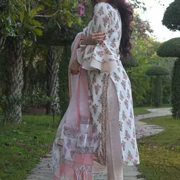 Sidhidata Floral Printed Three-Quarter Sleeves Regular Kurta With Trouser With Dupatta image 4