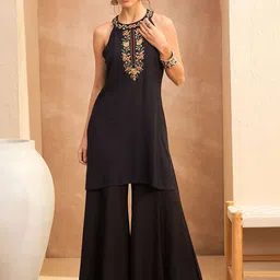Shae by SASSAFRAS Floral Embroidered Straight Kurta with Palazzos-image-24