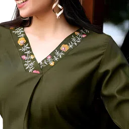 MITTOO Women Floral Embroidered Regular Thread Work Kurta with Trousers image 4