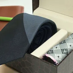 The Tie Hub Men Accessory Gift Set image 2