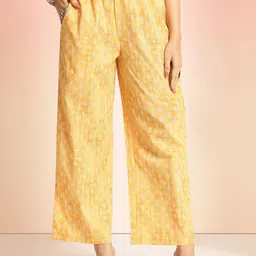 DIVASTRI Women Floral Printed Regular Kurta with Palazzos image 3