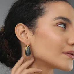 Reenisaa Oval Hoop Earrings image 5