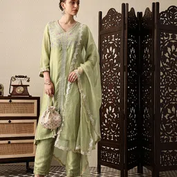 House of Pataudi Floral Embroidered Sequinned Jashn Kurta with Trousers & Dupatta image 4
