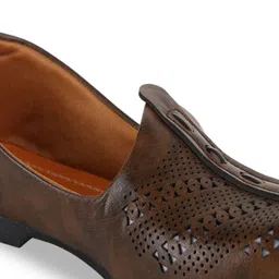 KRITARTH Men Textured Leather Mojaris image 4