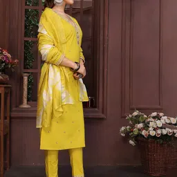 DIVASTRI Floral Embroidered Sequined V-Neck Straight Kurta With Trousers & Dupatta image 3