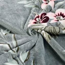 KLOTTHE Green Floral Woolen 300 TC Double Fine Bedsheet With Pillow Covers - 98 x 88 In image 3