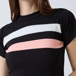 SZN Crop Top image 5