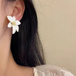 FIMBUL Gold Plated Floral Shaped Studs image 2