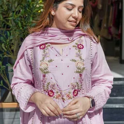 CaniBani Women Floral Embroidered Panelled Thread Work Chanderi Silk Kurta with Trousers & With Dupatta image 3