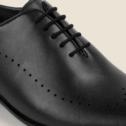 Metro Men Textured Round Toe Leather Brogues Formal Shoes image 3