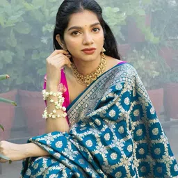 AVANTIKA FASHION Women Ethnic Motifs Woven Design Zari Detail Saree image 3