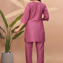 DESI RIWAAZ Women Ethnic Motifs Embroidered Regular Thread Work Kurti with Trousers image 3