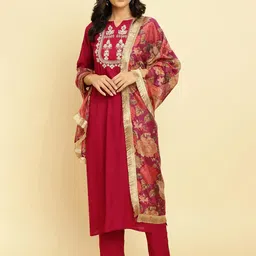 KSUT Floral Embroidered Zari Work Notch Neck Kurta With Trousers & Dupatta-image-1