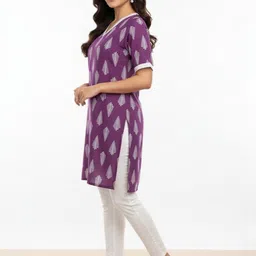 Silakaari Botanical Printed V-Neck Kurti image 2