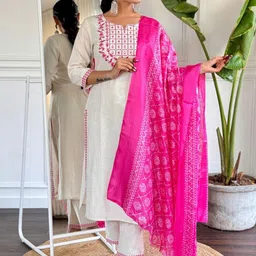 FASHION DREAM Floral Yoke Design Notch Neck Straight Kurta & Trousers With Dupatta image 4