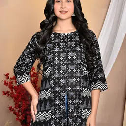 Moktika Women Abstract Printed Round Neck Cotton Top-image-44