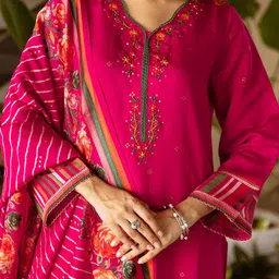 DIVASTRI Women Floral Printed Sequinned Kurta & Palazzos With Dupatta image 5