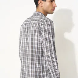 Peregrine by Pantaloons Men Checked Casual Shirt image 5