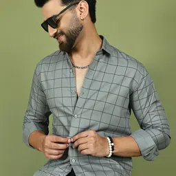 Roadster Checked Spread Collar Classic Shirt-picture-18