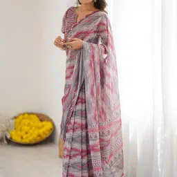 Twika Abstract Printed Scallop Border Mirror Work Saree image 3