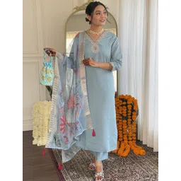 HERE&NOW Floral Yoke Design V Neck Raw Silk Straight Kurta & Trousers With Dupatta image 3