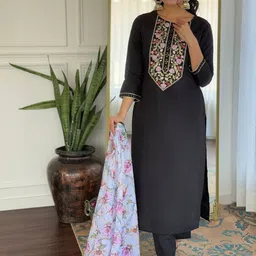 CANIZZARO Women Floral Embroidered Regular Thread Work Kurta with Trousers & With Dupatta image 5