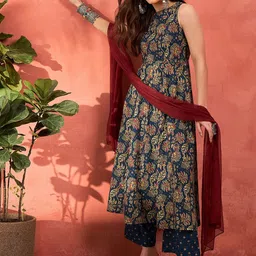 Shae by SASSAFRAS Floral Printed Boat Neck Pure Cotton Kurta With Palazzos & Dupatta-image-25