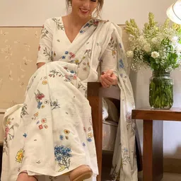 HERE&NOW Floral Printed Pure Linen Saree With Blouse Piece image 3