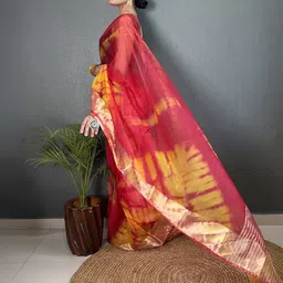 FLOURIOUS Tie and Dyed Zari Organza Saree With Unstitched Blouse Piece image 4